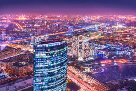 Вид на город со смотровой площадки Панорама 360 на высотки в свете ночных фонарей, окна офисов и Москва-река, башня Федерация Москва-Сити, Москва