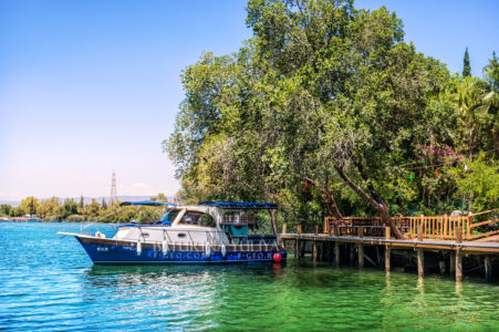 Причал на реке Дальян и бело-синий катер, Средиземное море, Мармарис, Турция
