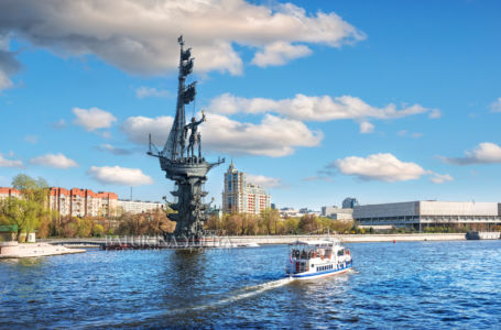 Памятник Петру Первому и прогулочный корабль на Москве-реке