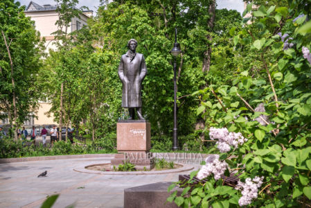 Памятник Александру Блоку на улице Спиридоновке