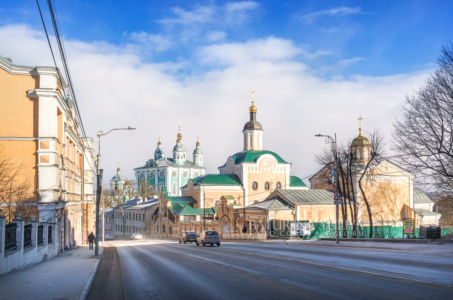 Вид на Троицкий монастырь и Успенский собор с Большой Советской улицы в Смоленске