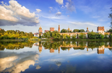 Новодевичий монастырь и отражение в пруду, Москва