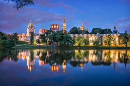 Храмы и башни Новодевичьего монастыря и отражение, Москва