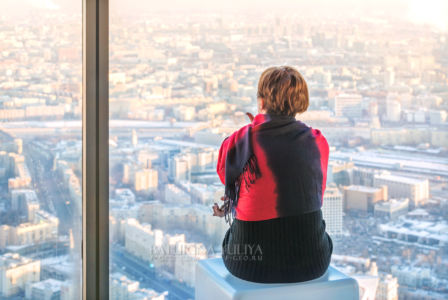 Женщина смотрит на город со смотровой площадки, башня Федерация Москва-Сити, Москва