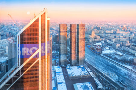 Вид на город со смотровой площадки Панорама 360 на высотки в закатном солнце, гостиницу Украина и МИД, башня Федерация Москва-Сити, Москва