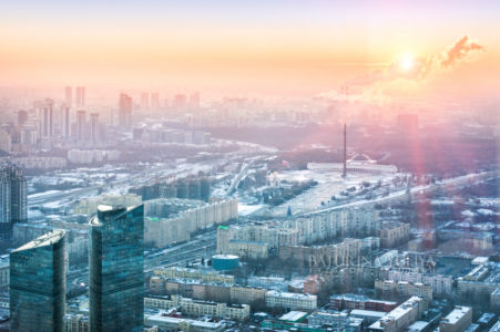 Вид на город со смотровой площадки Панорама 360 на высотки в закатном солнце, Поклонную гору и Парк Победы, башня Федерация Москва-Сити, Москва
