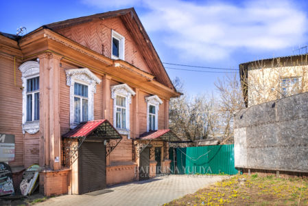 Магазины в старинном деревянном доме с ажурными наличниками, Кинешма, Ивановская обл