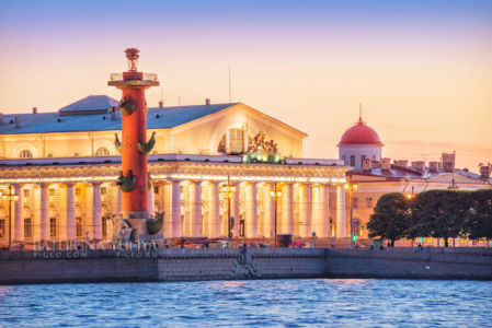 Ростральные колонны и Биржа в вечернем освещении, Санкт-Петербург