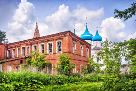 Разрушенное здание и купола Благовещенского собора, Гороховец