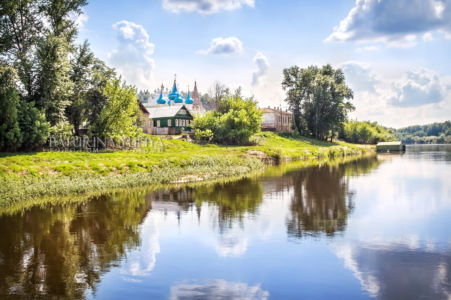 Благовещенский собор с голубыми куполами и дома с отражением в реке Клязьме, Гороховец