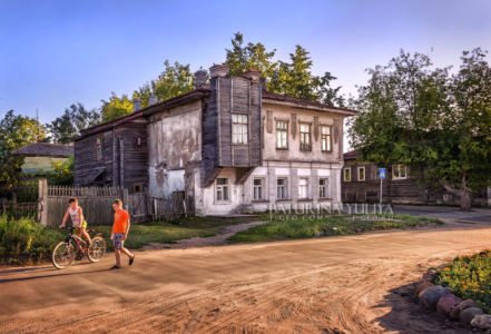 Старый жилой дом и мальчики, Кимры, Тверская область