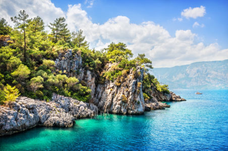 Красивый каменный остров в бухте, остров Седир, Эгейское море, Мармарис, Турция