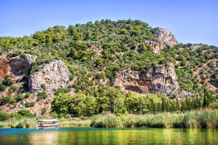 Кораблик у берега, Ликийские гробницы в скалах, река Дальян, Средиземное море, Мармарис, Турция