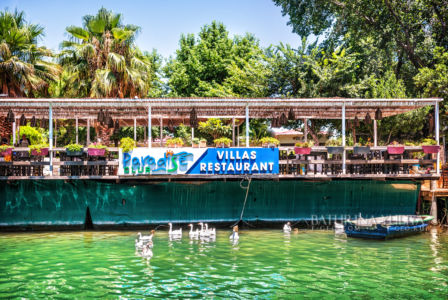 Ресторан на реке Дальян и гуси, Средиземное море, Мармарис, Турция