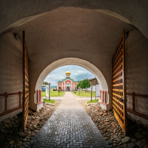 Вид на храм через арку, Иверский монастырь, Валдай