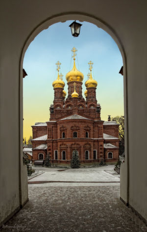 Черниговская церковь через арку, Черниговский скит, Сергиев Посад