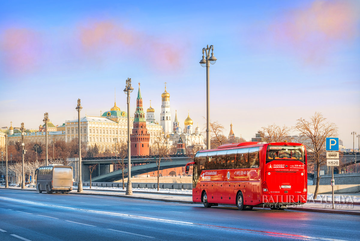 Красный автобус нижний. Красный автобус. Красный автобус Москва. Красный автобус Россия. Автобусы у Кремля.
