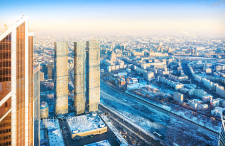 Вид на город со смотровой площадки Панорама 360 на небоскребы и Гостиницу Украина, башня Федерация Москва-Сити, Москва