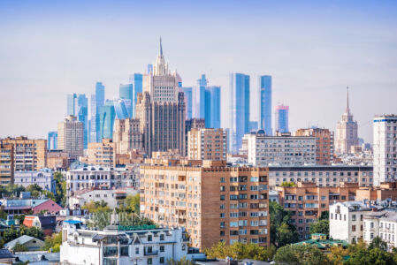 Вид со смотровой площадки Храма Христа Спасителя, небоскребы Сити, высотка МИД, Москва