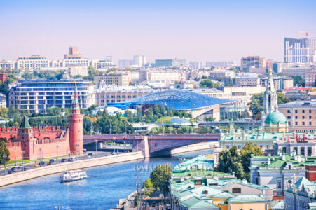 Вид со смотровой площадки Храма Христа Спасителя, Москва-река и корабль, Кремль, Зарядье, Москва