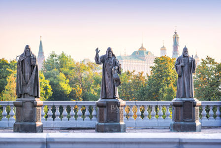 Памятник патриарх Иов, патриарх Гермоген, патриарх Тихон, Храм Христа Спасителя, Москва