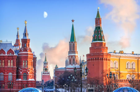 Исторический музей около Московского Кремля и Спасская башня