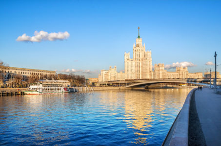 Высотка на Котельнической набережной и корабль, Москва-река, Москва