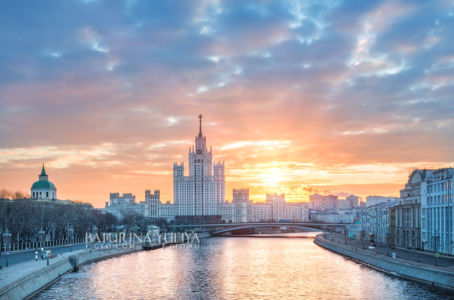 Рассвет и высотка на Котельнической набережной, Москва-река, Москва
