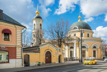 Скорбященская церковь и такси, Большая Ордынка, Москва