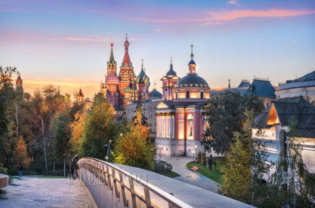 Вид на храмы Варварки, Спасская башня и Собор Василия Блаженного из парка Зарядье, Москва