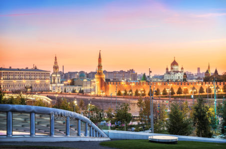 Вид на Храм Христа Спасителя и башни Кремля из парка Зарядье, Москва