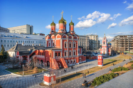 Вид на Знаменский собор и Георгиевскую церковь на улице Варварка из парка Зарядье, Москва