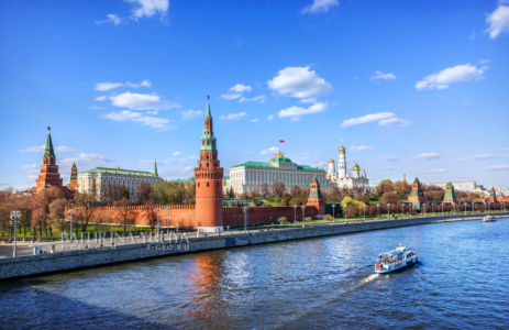 Вид на Кремль и кораблик на Москве-реке, Московский Кремль, Москва