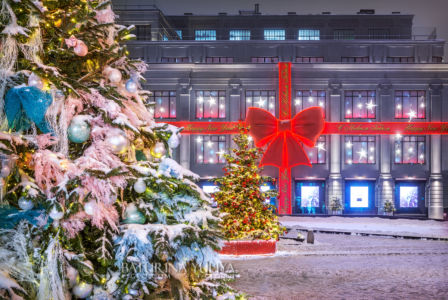 Разноцветные елки, Кузнецкий мост, ЦУМ и красный бант в Новый год, ночная Москва