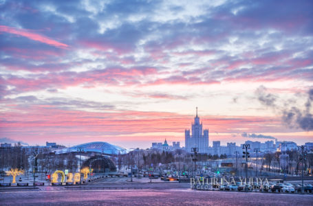 Розовый рассвет, высотка на Котельнической набережной, ночная Москва
