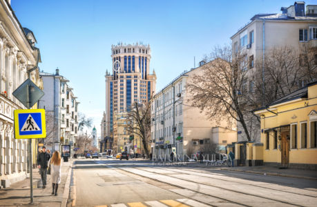 Вид на высотку на Павелецкой с Новокузнецкой улицы, Москва