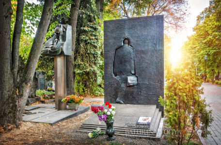Писатель сатирик Жванецкий Михаил, могила, Новодевичье кладбище, Москва