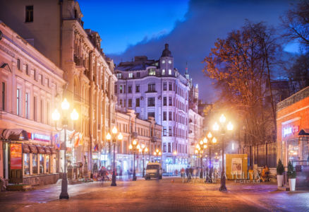 Улица Старый Арбат в свете вечерних фонарей и Дом Актера, ночная Москва