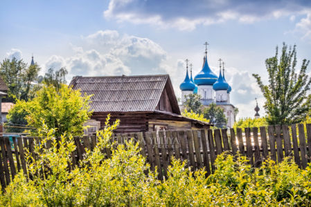Благовещенский собор с голубыми куполами и деревянный дом, Гороховец, Владимирская обл.