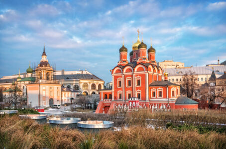 Вид на Знаменский монастырь из парка Зарядье, Москва