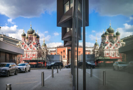 Церковь Георгия в Ендове и его отражение в стеклянной витрине, Москва