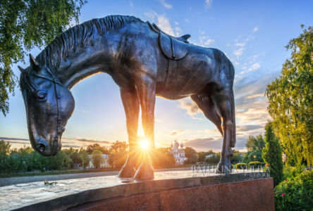Скульптура коня памятник Батюшков, храм Иоанна Златоуста, Вологда