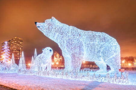 Праздничные белые медведи и ель, Умка, река Яуза, Новый год, Ростокино, Ростокинский акведук, Москва