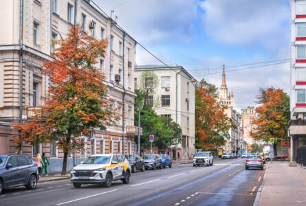 Высотка на Кудринской площади и старинные здания, Поварская улица, Москва