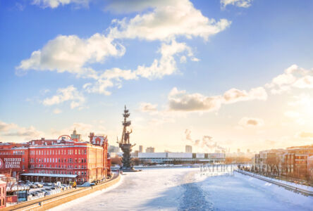 Патриарший мост и виды с него на Москва-река, Красный Октябрь, Кремль и памятник Петр Первый зимой, Москва