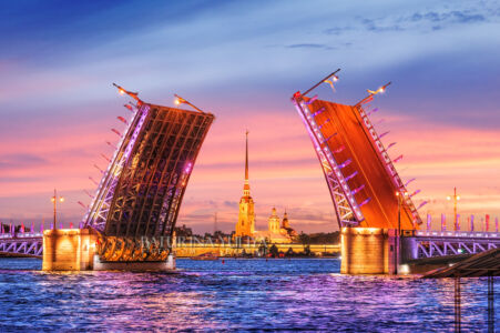 Петропавловская крепость и Дворцовый мост разведен, Нева, Санкт-Петербург