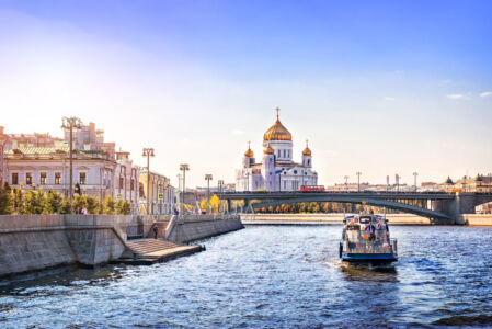 Вид с теплохода Волна по Москве-реке, Храм Христа Спасителя, Москва