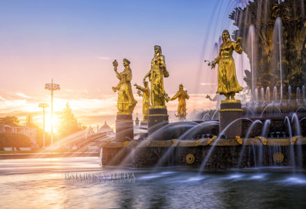 Золотые девушки, фонтан Дружба Народов на ВДНХ, Москва