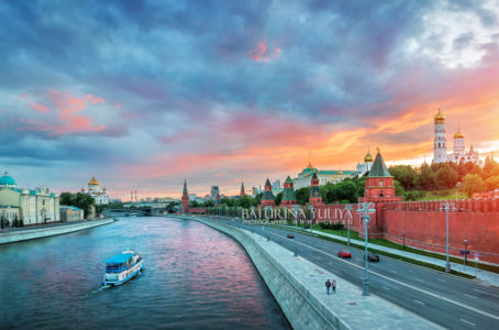 По реке, по шоссе и по набережной, Московский Кремль, Москва
