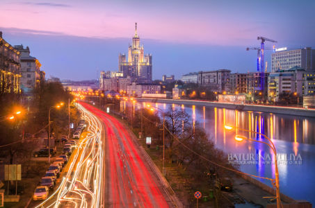 Высотка на Котельнической и авто-трассеры, ночная Москва